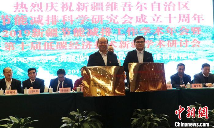 25日，新疆節(jié)能減排化工重點(diǎn)實(shí)驗(yàn)室正式授牌。　王小軍 攝