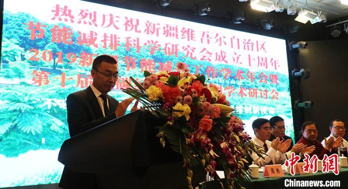 新疆節(jié)能減排科學(xué)研究會研究員、環(huán)保節(jié)能科學(xué)研究院院長周彬介紹節(jié)能減排化工重點(diǎn)實(shí)驗(yàn)室?！⊥跣≤?攝