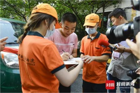 李麟瑞簽收錄取通知書。