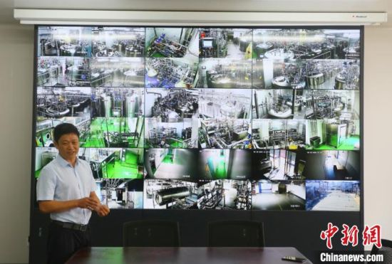 中農(nóng)威特生物科技股份有限公司負責(zé)人介紹疫苗生產(chǎn)情況?！「哒?攝