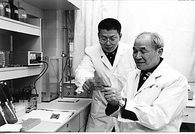 ②2000年,陳宜張與研究生邱儉討論實驗結(jié)果.