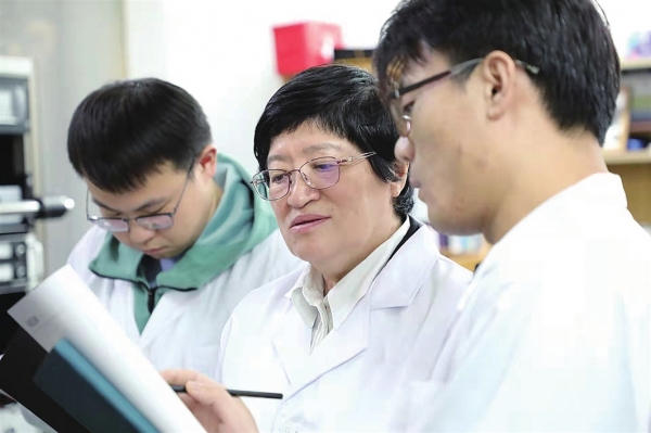 　　30多年來，遲力峰（中）致力于分子和表界面方向的研究?！跤浾?楊海石 攝